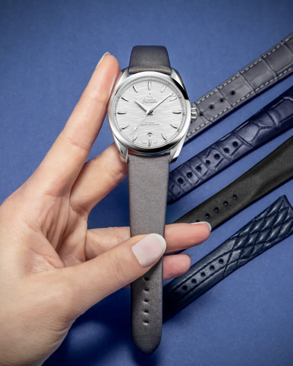 Cinturino in satin tecnico grigio con fibbia ad ardiglione