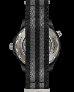 43,5 mm, ceramica nera su cinturino NATO