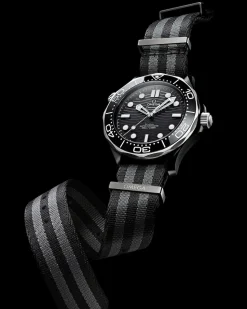 43,5 mm, ceramica nera su cinturino NATO