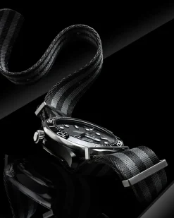 43,5 mm, ceramica nera su cinturino NATO